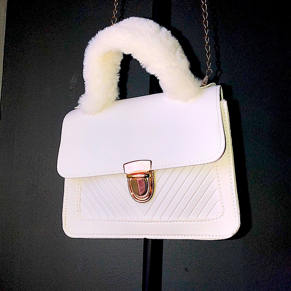 White Mini HandBag 😃( Gold Dinky Chain Strap)